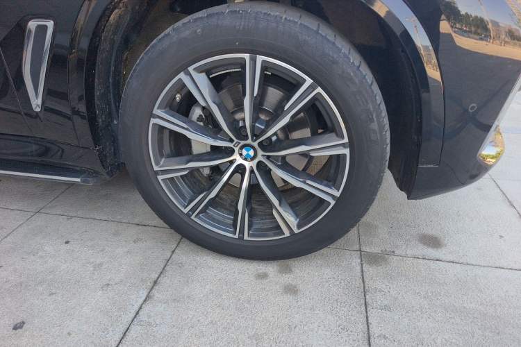 Used BMW X5 2022 Restyled xDrive 30Li Luxury Version M Sport Package Right Front Wheel Hub