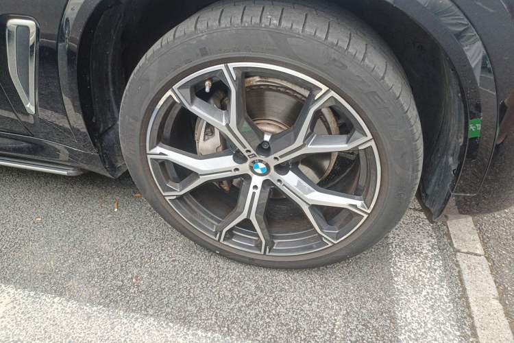 Used BMW X5 2022 xDrive 40Li M Sport Package Right Front Wheel Hub