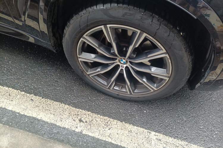 Used BMW X5 2022 xDrive40i M Sport Package Right Front Wheel Hub