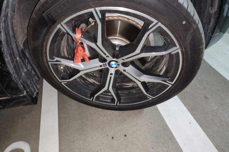 Used BMW X5 2022 Restyled xDrive 40Li M Sport Package Right Front Wheel Hub
