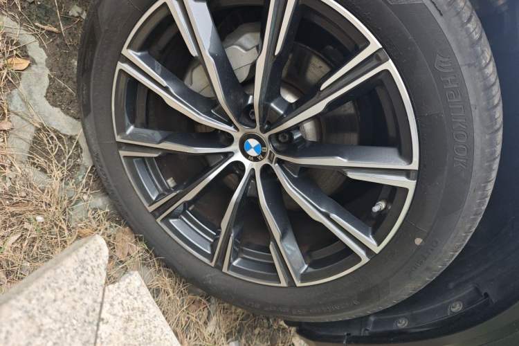 Used BMW X5 2022 xDrive 30Li M Sport Package Right Front Wheel Hub