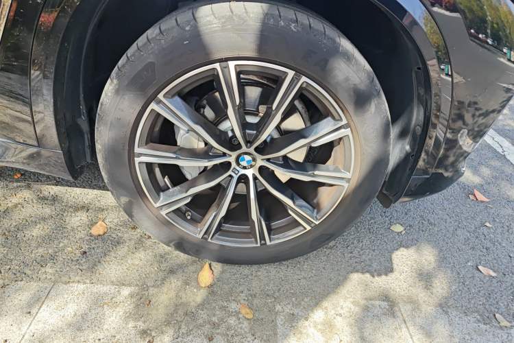 Used BMW X5 2022 Restyled xDrive 30Li Luxury Version M Sport Package Right Front Wheel Hub