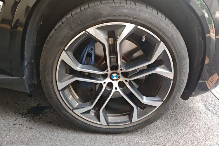 Used BMW X5 2022 Restyled xDrive 40Li Luxury Edition M Sport Package Right Front Wheel Hub