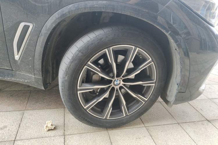 Used BMW X5 2022 xDrive 30Li M Sport Package Right Front Wheel Hub