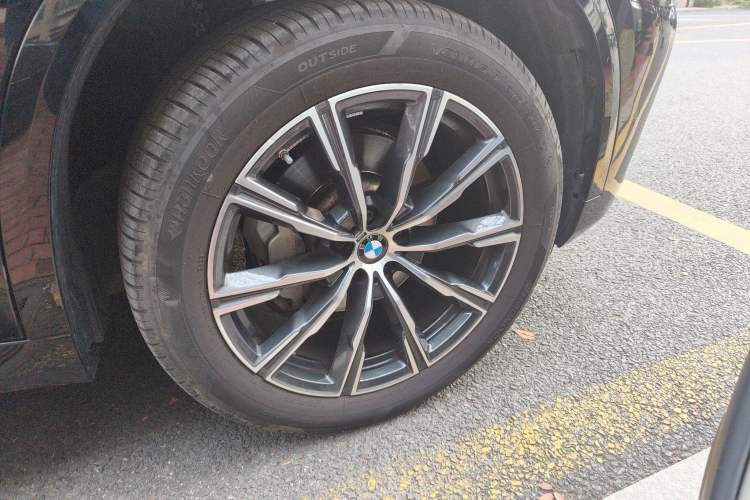 Used BMW X5 2022 Restyled xDrive 30Li Luxury Version M Sport Package Right Front Wheel Hub