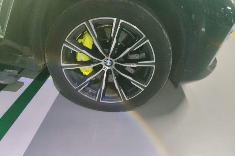 Used BMW X5 2022 Restyled xDrive 30Li Luxury Version M Sport Package Right Front Wheel Hub