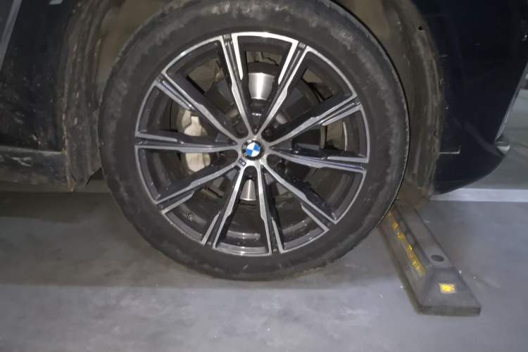 Used BMW X5 2022 xDrive 30Li M Sport Package Right Front Wheel Hub