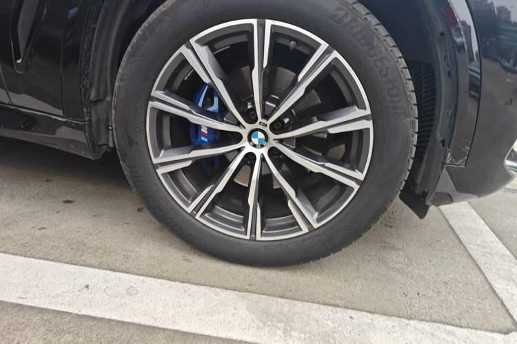Used BMW X5 2022 xDrive40i M Sport Package Right Front Wheel Hub