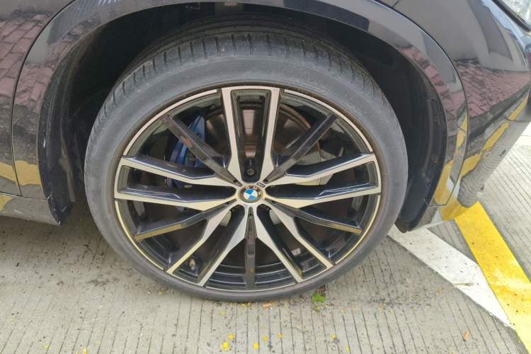 Used BMW X5 2022 xDrive 40Li M Sport Package Right Front Wheel Hub