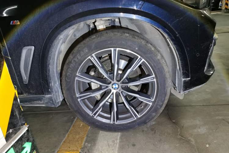 Used BMW X5 2022 xDrive 30Li M Sport Package Right Front Wheel Hub