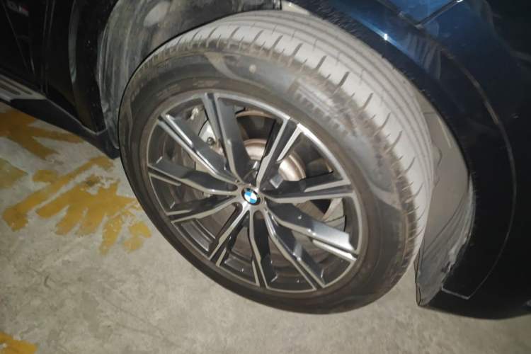 Used BMW X5 2022 Restyled xDrive 30Li Luxury Version M Sport Package Right Front Wheel Hub