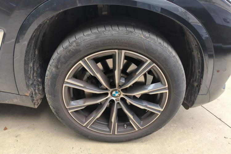 Used BMW X5 2022 Restyled xDrive 30Li Luxury Version M Sport Package Right Front Wheel Hub