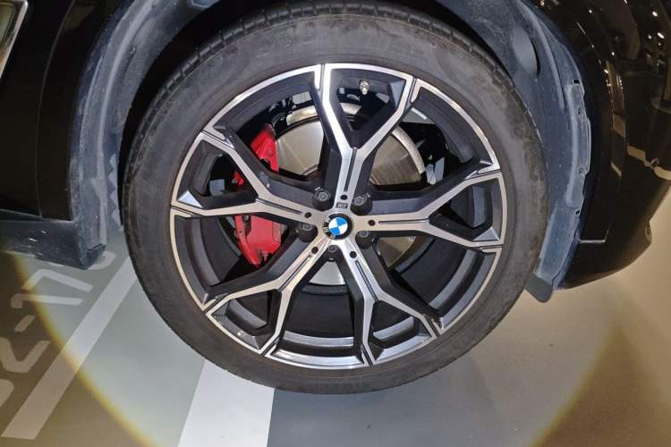 Used BMW X5 2022 xDrive 40Li M Sport Package Right Front Wheel Hub