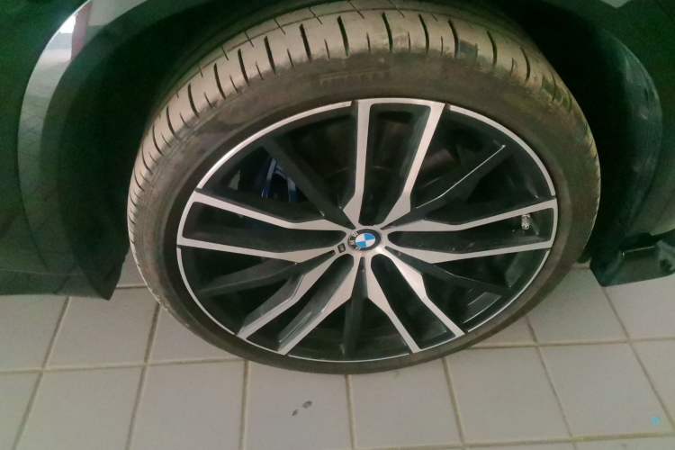 Used BMW X5 2022 Restyled xDrive 40Li M Sport Package Right Front Wheel Hub