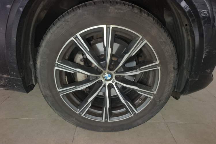 Used BMW X5 2022 Restyled xDrive 30Li Luxury Version M Sport Package Right Front Wheel Hub
