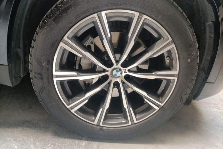 Used BMW X5 2022 xDrive40i M Sport Package Right Front Wheel Hub