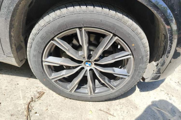 Used BMW X5 2022 Restyled xDrive 30Li Luxury Version M Sport Package Right Front Wheel Hub