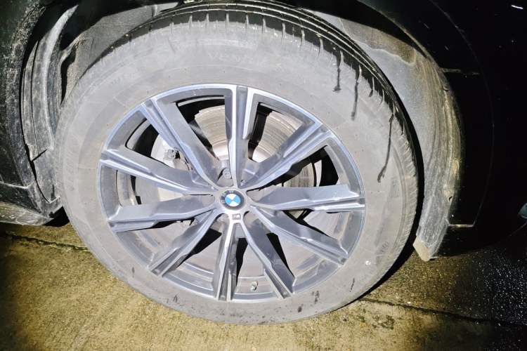 Used BMW X5 2022 Restyled xDrive 30Li Luxury Version M Sport Package Right Front Wheel Hub