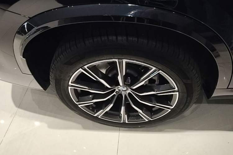 Used BMW X5 2022 Restyled xDrive 30Li Luxury Version M Sport Package Right Rear Wheel Hub