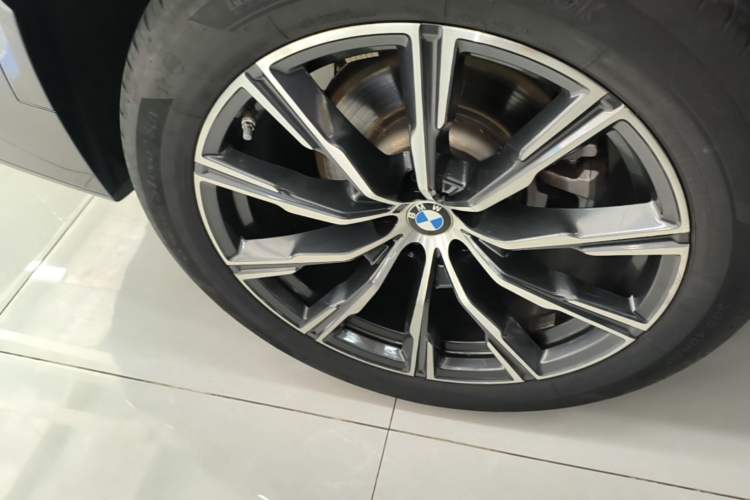 Used BMW X5 2022 Restyled xDrive 30Li Luxury Version M Sport Package Right Rear Wheel Hub
