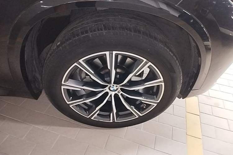 Used BMW X5 2022 Restyled xDrive 30Li Luxury Version M Sport Package Right Rear Wheel Hub