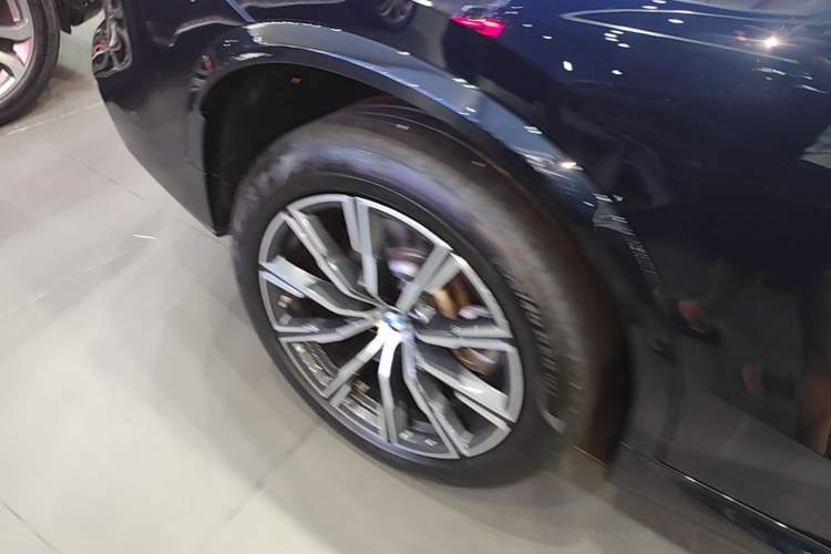 Used BMW X5 2022 xDrive 30Li Luxury M Sport Package Right Rear Wheel Hub