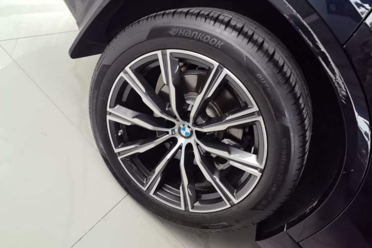 Used BMW X5 2022 Restyled xDrive 30Li Luxury Version M Sport Package Right Rear Wheel Hub