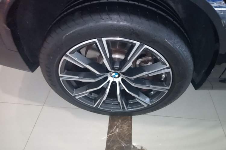 Used BMW X5 2022 Restyled xDrive 30Li Luxury Version M Sport Package Right Rear Wheel Hub