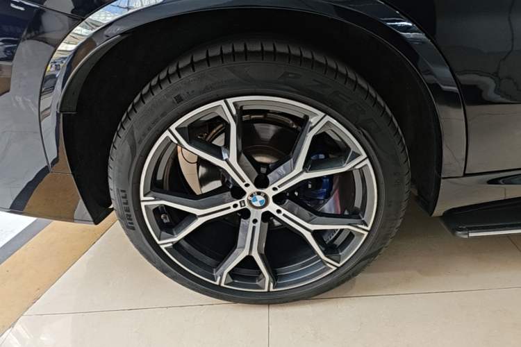 Used BMW X5 2022 xDrive40i Luxury Edition M Sport Package Right Rear Wheel Hub