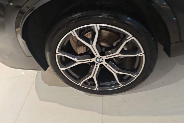 Used BMW X5 2022 xDrive 40Li M Sport Package Right Rear Wheel Hub