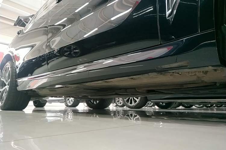 Used BMW X5 2022 Restyled xDrive 40Li M Sport Package Right Side Sill