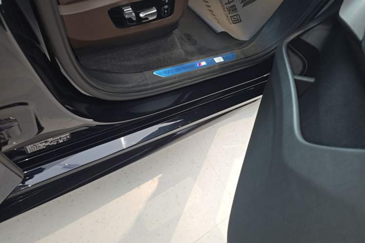 Used BMW X5 2022 Restyled xDrive 40Li M Sport Package Right Side Sill