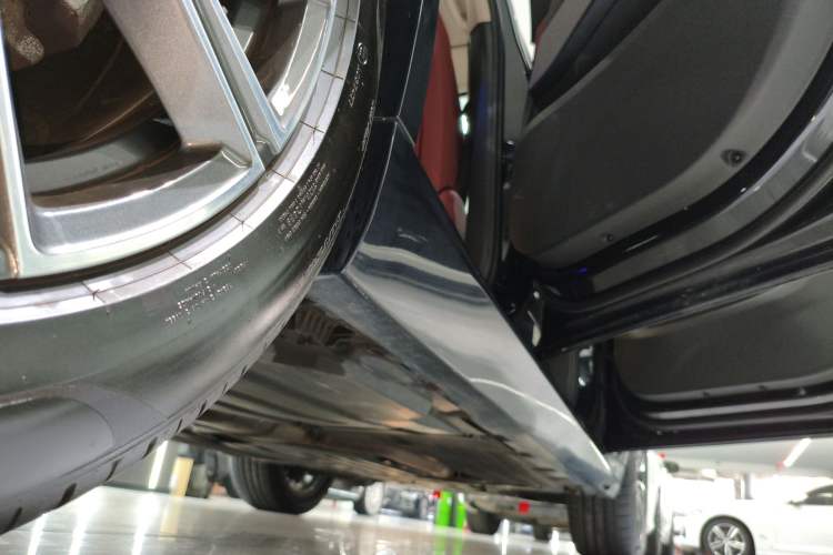 Used BMW X5 2022 xDrive 30Li Luxury M Sport Package Right Side Sill
