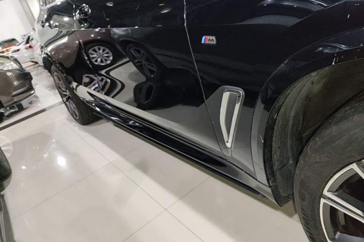 Used BMW X5 2022 xDrive 30Li Luxury M Sport Package Right Side Sill