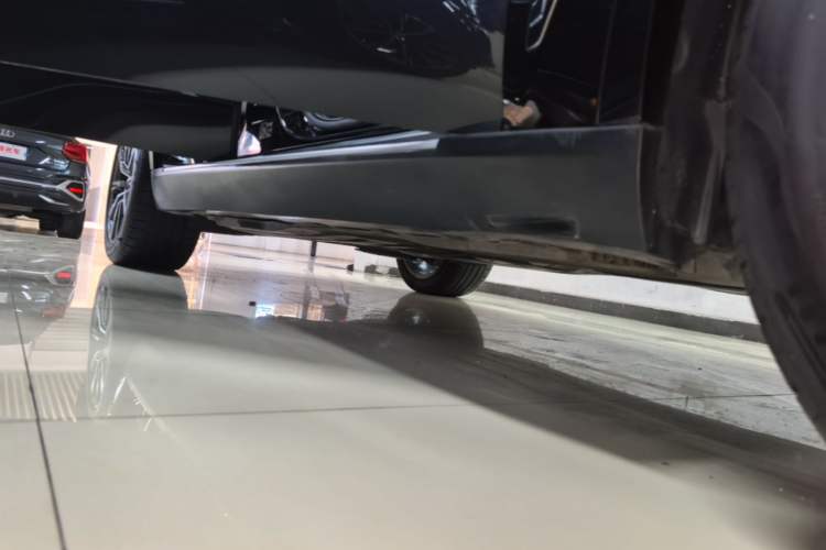 Used BMW X5 2022 Restyled xDrive 30Li Luxury Version M Sport Package Right Side Sill