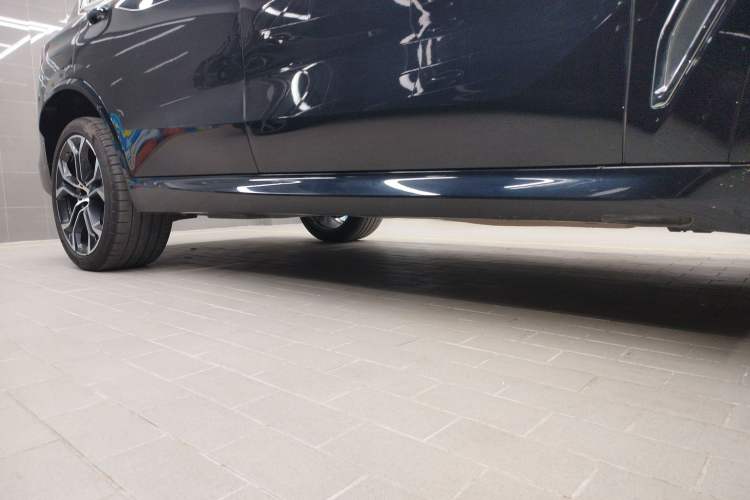 Used BMW X5 2022 Restyled xDrive 40Li Luxury Edition M Sport Package Right Side Sill