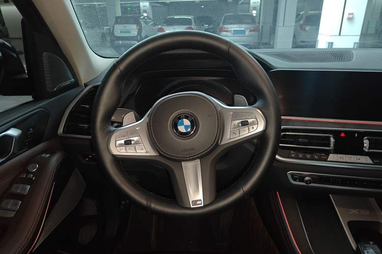 Used BMW X5 2022 Restyled xDrive 30Li Luxury Version M Sport Package Steering Wheel