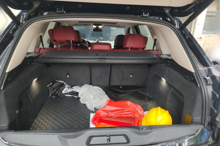 Used BMW X5 2022 xDrive 30Li Luxury M Sport Package Trunk