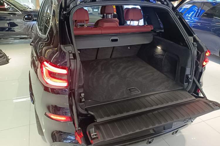 Used BMW X5 2022 xDrive 40Li M Sport Package Trunk