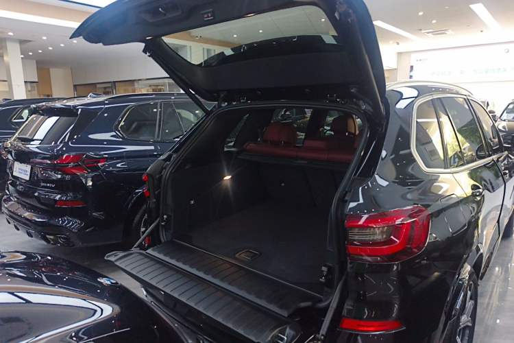 Used BMW X5 2022 Restyled xDrive 40Li M Sport Package Trunk
