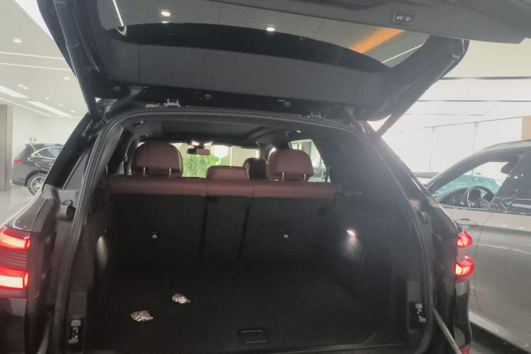 Used BMW X5 2022 xDrive 40Li M Sport Package Trunk