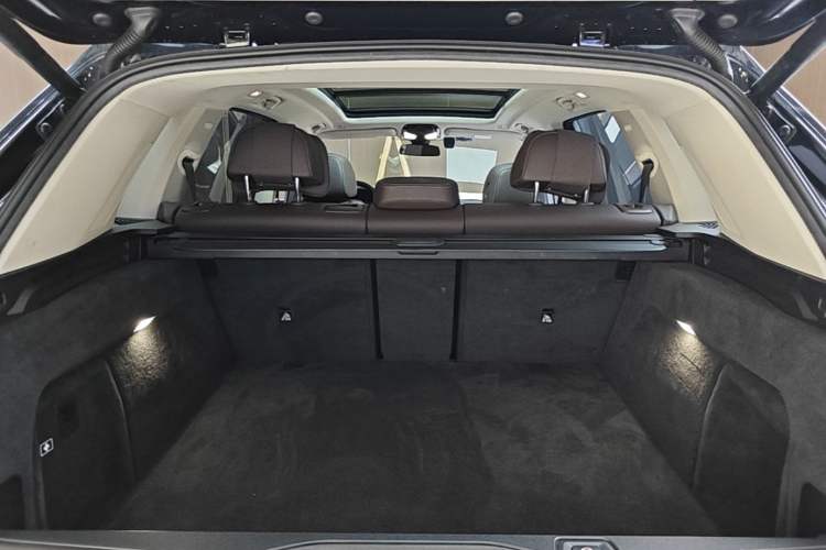 Used BMW X5 2022 xDrive 30Li Luxury M Sport Package Trunk