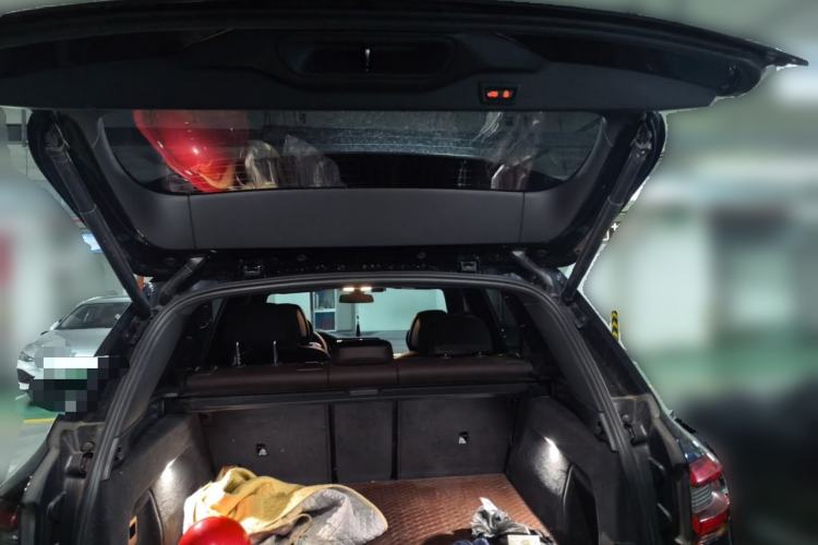 Used BMW X5 2022 xDrive 40Li M Sport Package Trunk