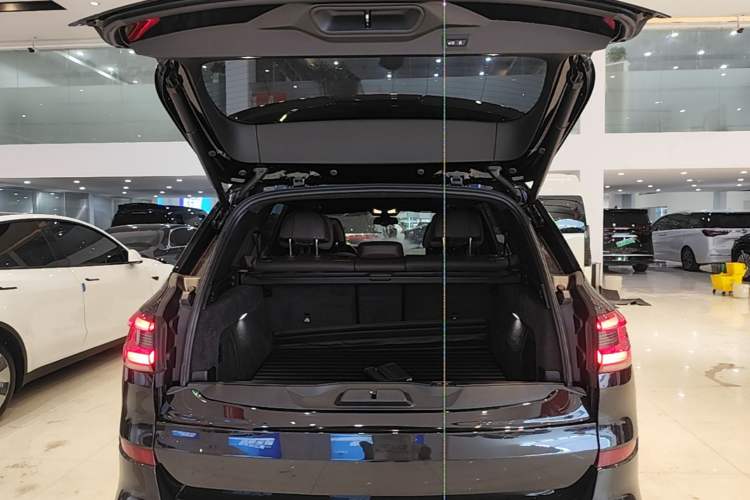 Used BMW X5 2022 Restyled xDrive 40Li Luxury Edition M Sport Package Trunk