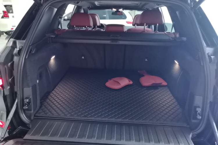 Used BMW X5 2022 Restyled xDrive 40Li M Sport Package Trunk