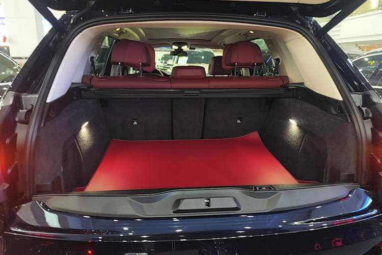 Used BMW X5 2022 xDrive 30Li Luxury M Sport Package Trunk