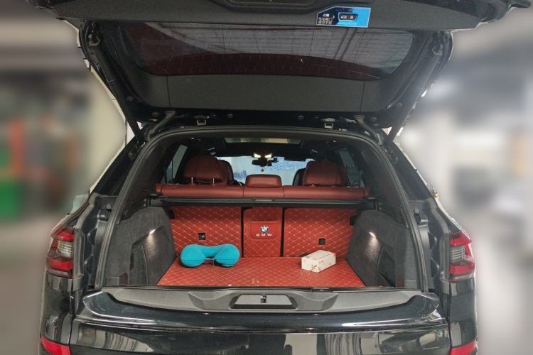 Used BMW X5 2022 xDrive 40Li M Sport Package Trunk