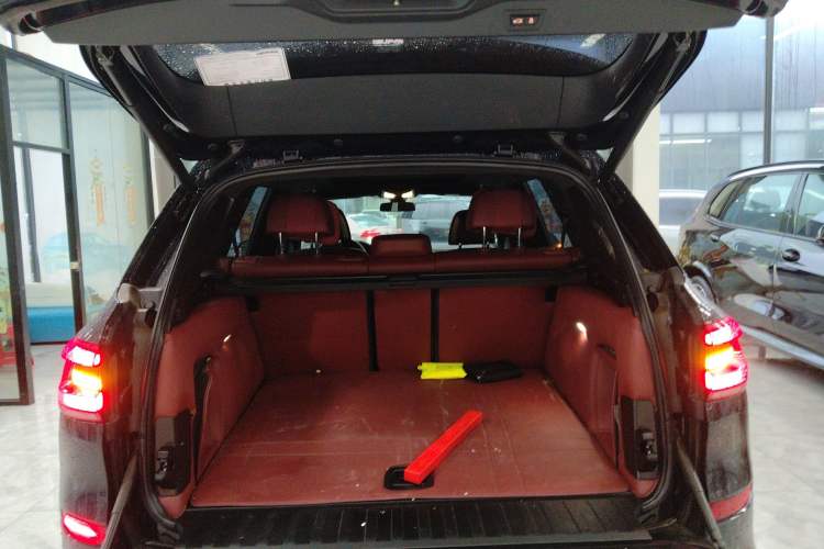 Used BMW X5 2022 Restyled xDrive 40Li M Sport Package Trunk