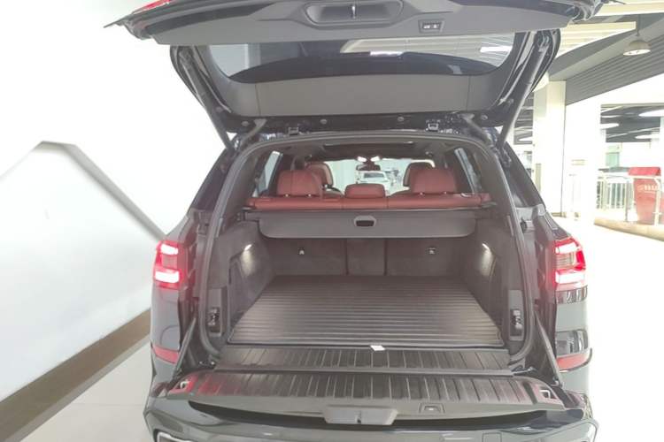 Used BMW X5 2022 Restyled xDrive 40Li M Sport Package Trunk