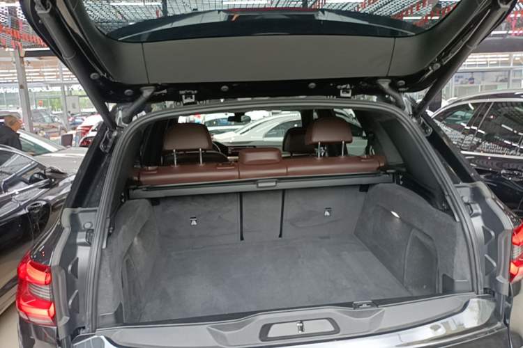 Used BMW X5 2022 xDrive 40Li M Sport Package Trunk